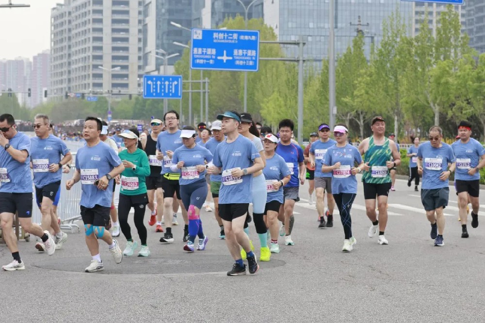 逐梦亦马,衣护征程——保罗盛世助力亦庄马拉松,以专业服装护航每一步热爱